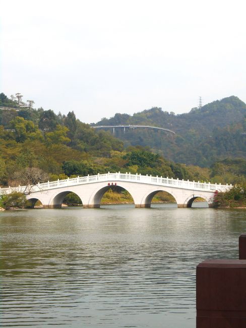 Beautiful white bridge over river in Zhuhai, China, surrounded by lush green hills. — Huizhou, Guangdong, China