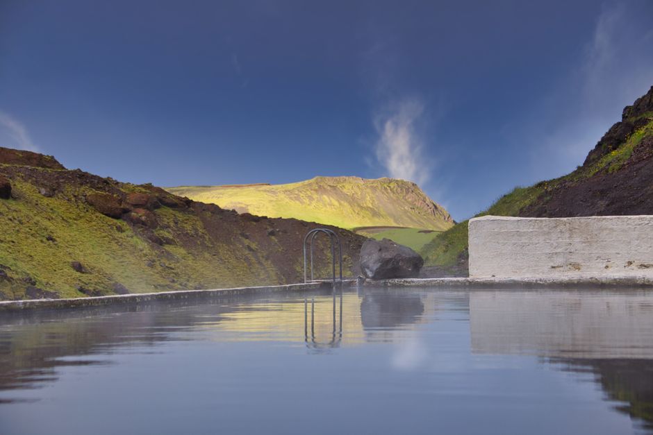 Relaxing hot spring pool in the scenic Icelandic mountains with clear blue skies. — Huizhou, Guangdong, China
