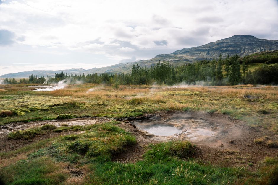 Scenic view of Icelandic hills and steaming hot springs under a cloudy sky. — Huizhou, Guangdong, China