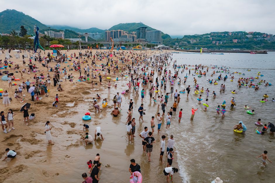 Happy family exploring Huizhou beach and parks, Guangdong — perfect for business-family trips