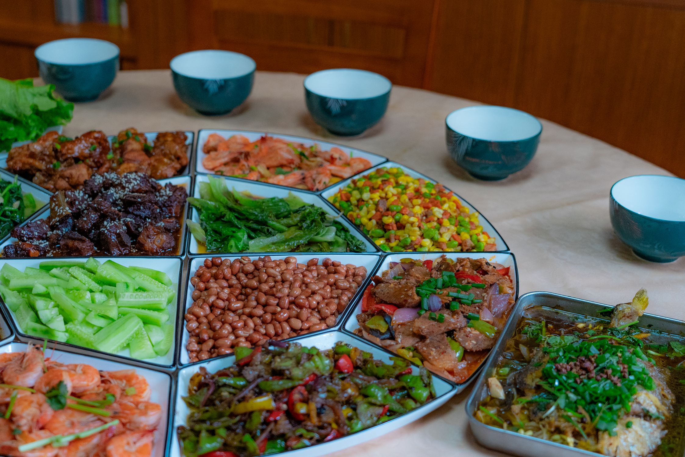 Traditional Chinese dishes on round table — Huizhou, Guangdong