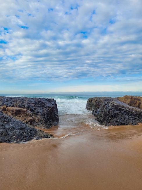 Stunning coastal scene with eroded rocks and ocean waves under a cloudy sky. — Huizhou, Guangdong, China