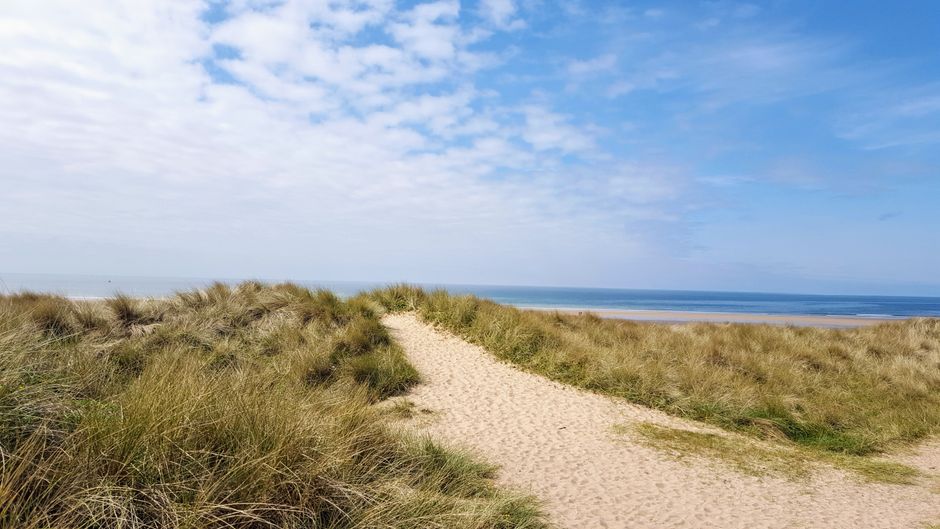 Beautiful view of sand dunes and beach in Angle, Wales under a bright sky. — Huizhou, Guangdong, China
