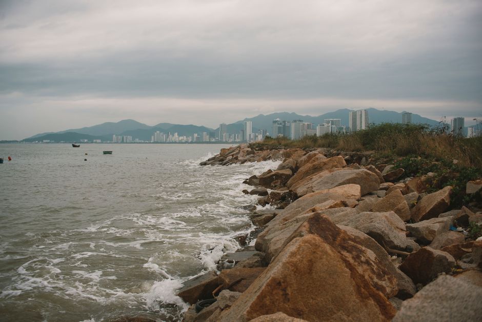 Dramatic coastal cityscape featuring rocky shoreline in Nha Trang, Vietnam. — Huizhou, Guangdong, China