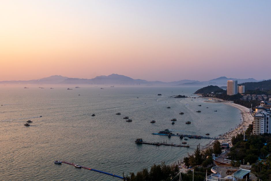Beautiful beach and coastline in Huizhou, Guangdong, with boats and hills in the distance — Huizhou, Guangdong, China