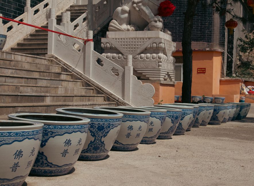 Elegant shelves with intricate Chinese porcelain plates and vases on display, Huizhou, Guangdong — Huizhou, Guangdong, China