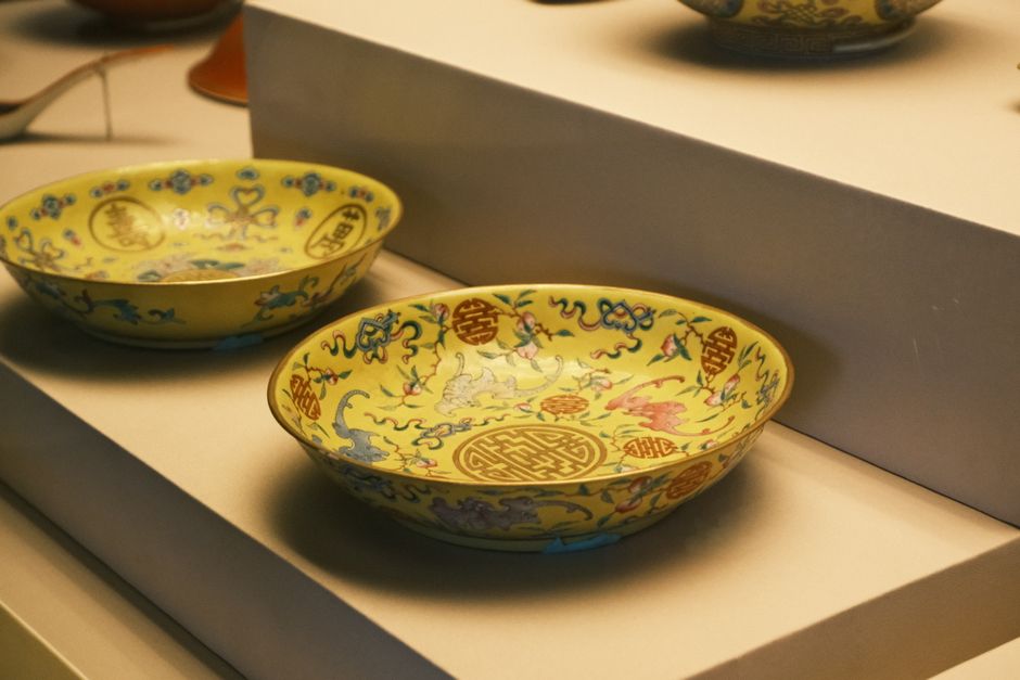 Elegant shelves with intricate Chinese porcelain plates and vases on display, Huizhou, Guangdong — Huizhou, Guangdong, China